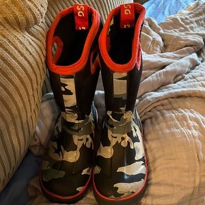 Boys size 1 DSG boots (similar to BOGS)